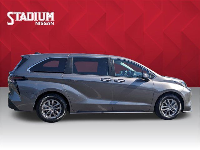 2023 Toyota Sienna LE