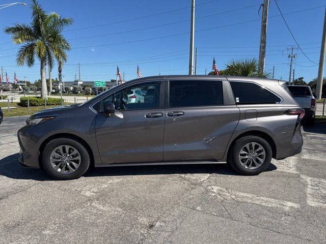 2023 Toyota Sienna LE