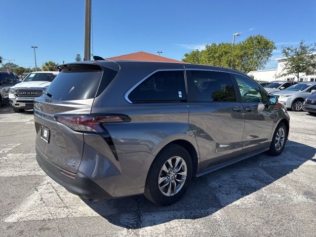 2023 Toyota Sienna LE