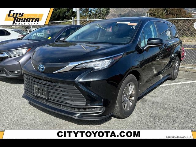 2023 Toyota Sienna LE