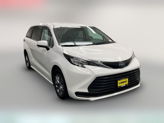 2023 Toyota Sienna LE