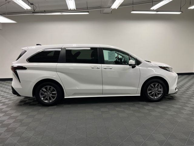 2023 Toyota Sienna LE
