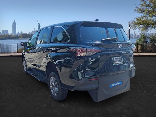 2023 Toyota Sienna LE