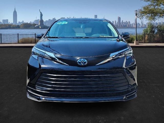 2023 Toyota Sienna LE