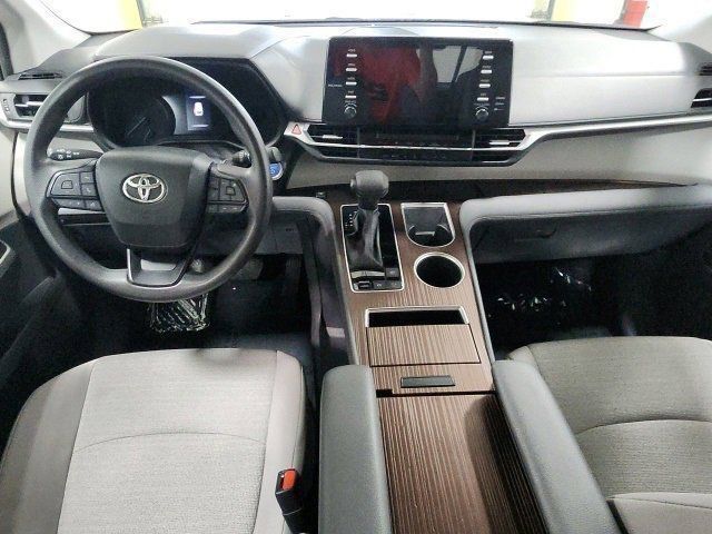 2023 Toyota Sienna LE