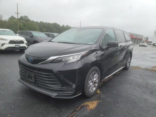 2023 Toyota Sienna LE