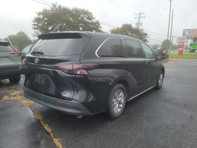 2023 Toyota Sienna LE