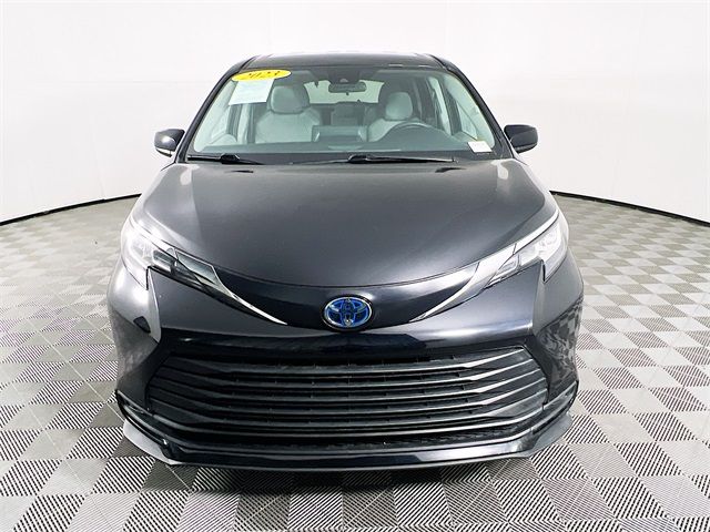 2023 Toyota Sienna LE