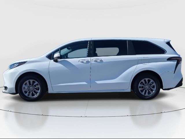 2023 Toyota Sienna LE