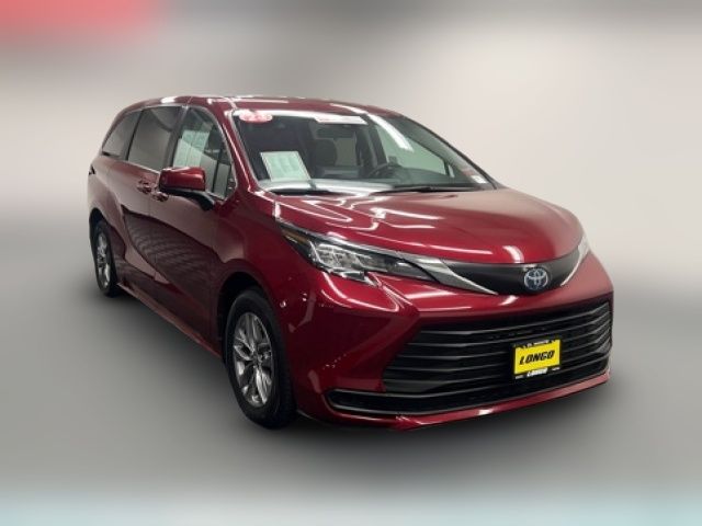 2023 Toyota Sienna LE