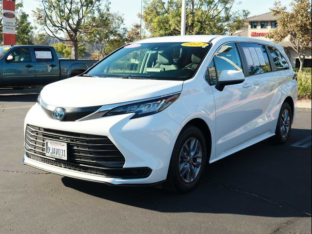 2023 Toyota Sienna LE