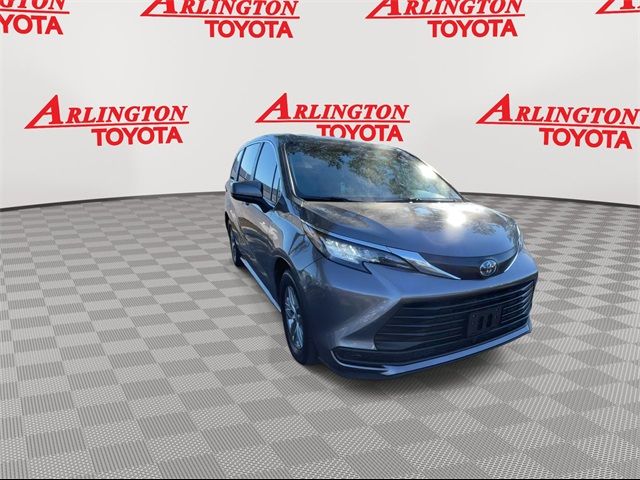 2023 Toyota Sienna LE