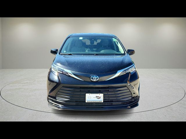 2023 Toyota Sienna LE