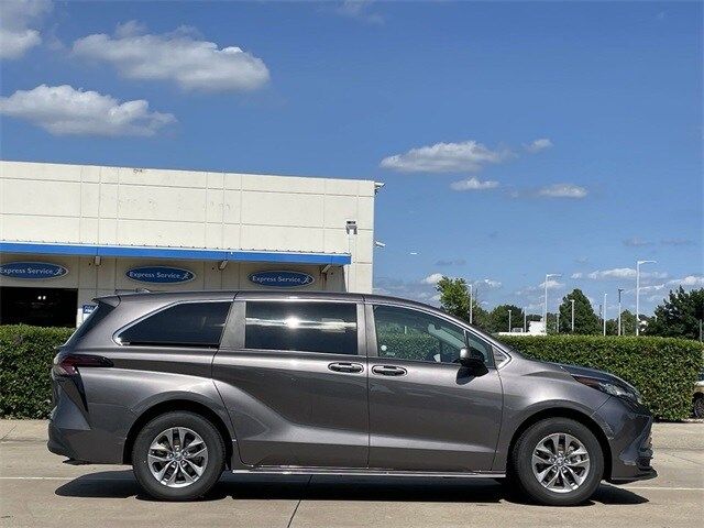 2023 Toyota Sienna LE