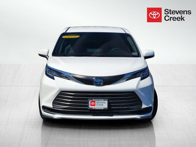 2023 Toyota Sienna LE