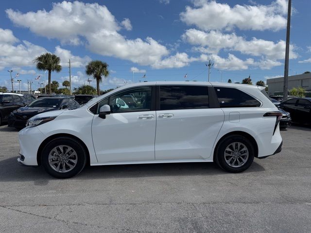 2023 Toyota Sienna LE