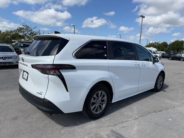 2023 Toyota Sienna LE