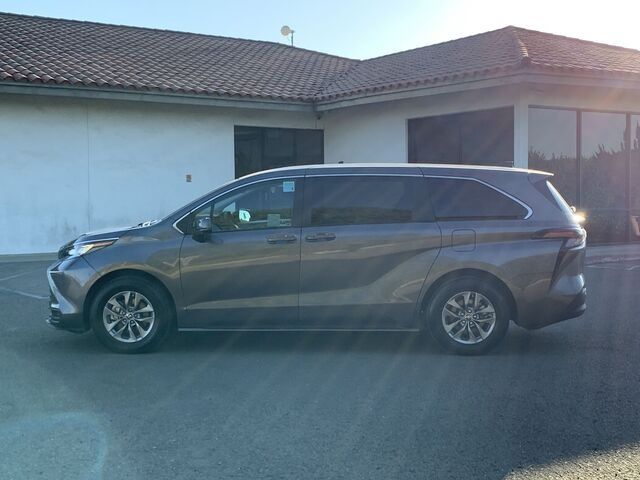 2023 Toyota Sienna LE