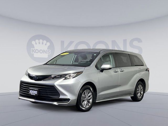 2023 Toyota Sienna LE