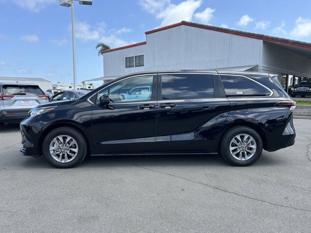 2023 Toyota Sienna LE