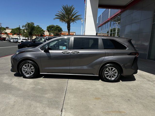 2023 Toyota Sienna LE