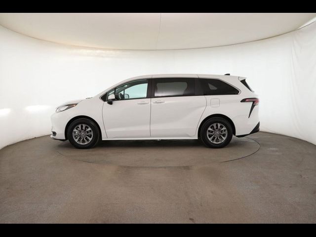 2023 Toyota Sienna LE