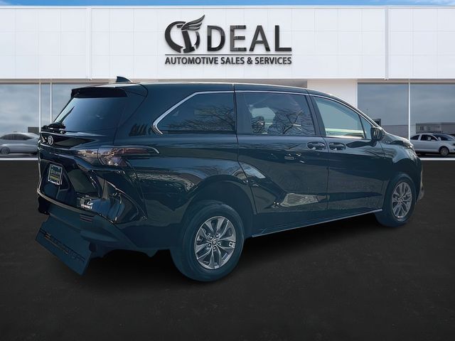 2023 Toyota Sienna LE