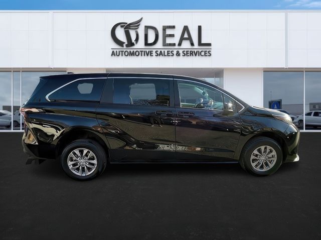 2023 Toyota Sienna LE