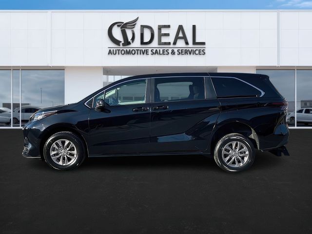 2023 Toyota Sienna LE
