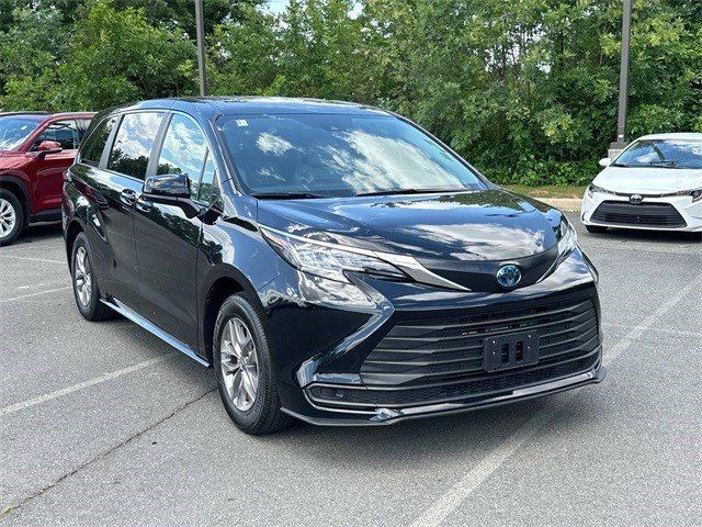 2023 Toyota Sienna LE