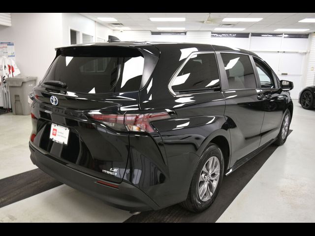 2023 Toyota Sienna LE