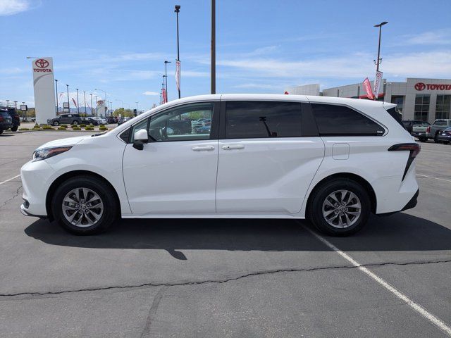 2023 Toyota Sienna LE