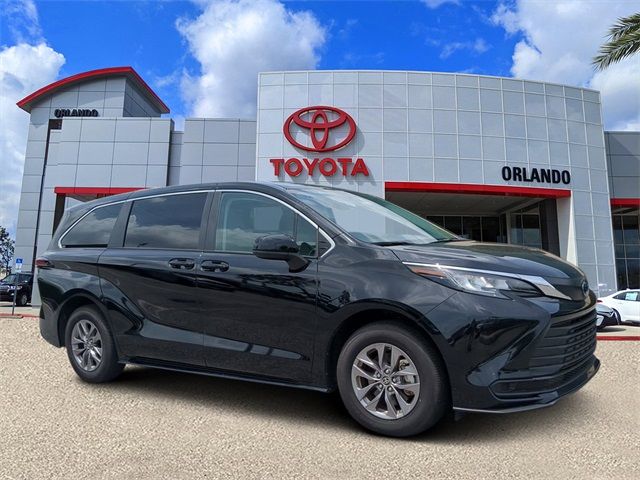 2023 Toyota Sienna LE