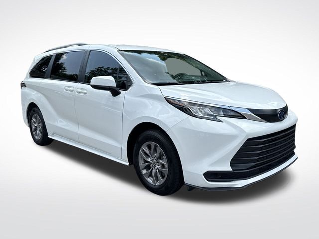 2023 Toyota Sienna LE