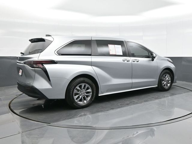 2023 Toyota Sienna LE