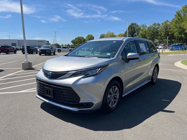 2023 Toyota Sienna LE