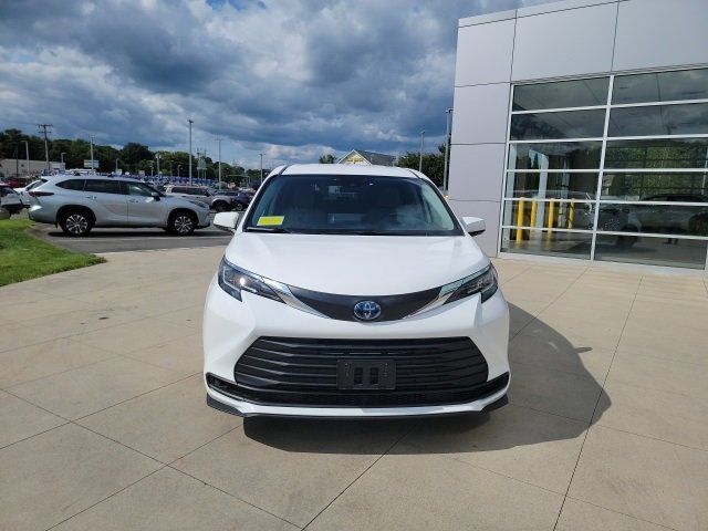 2023 Toyota Sienna LE