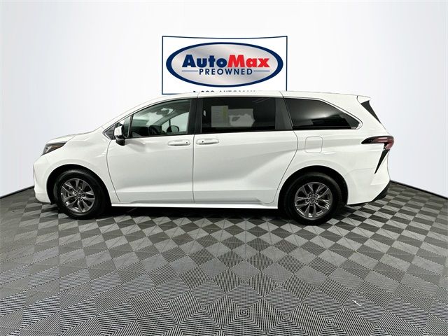 2023 Toyota Sienna LE