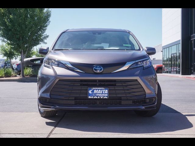 2023 Toyota Sienna LE