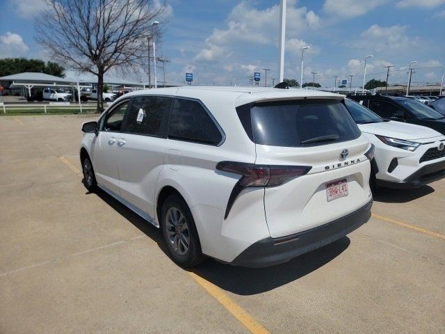 2023 Toyota Sienna LE