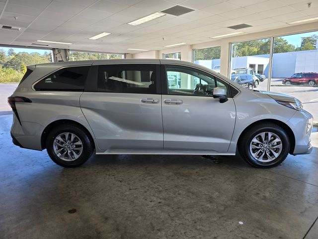 2023 Toyota Sienna LE