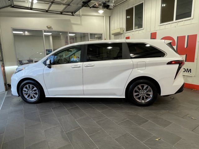 2023 Toyota Sienna LE