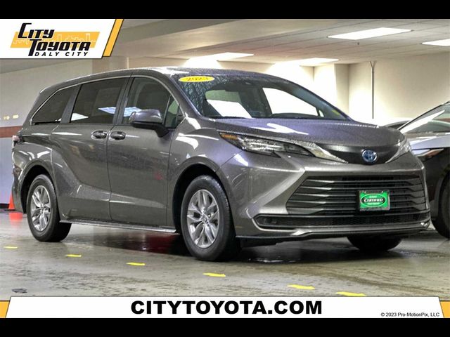 2023 Toyota Sienna LE