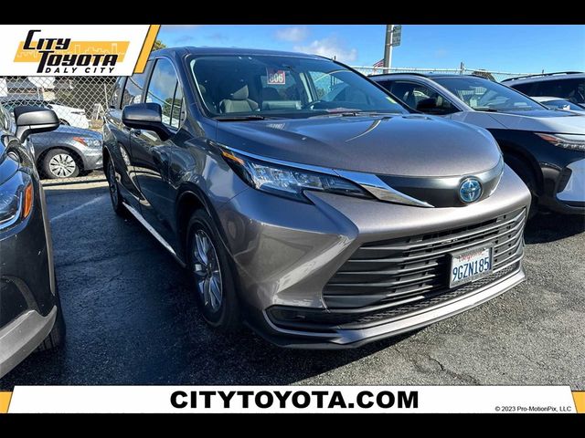 2023 Toyota Sienna LE