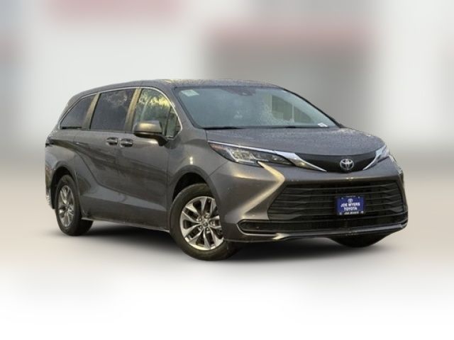 2023 Toyota Sienna LE