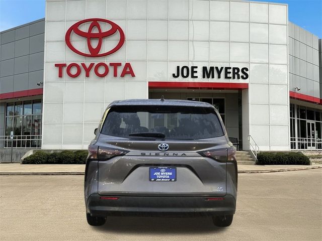 2023 Toyota Sienna LE