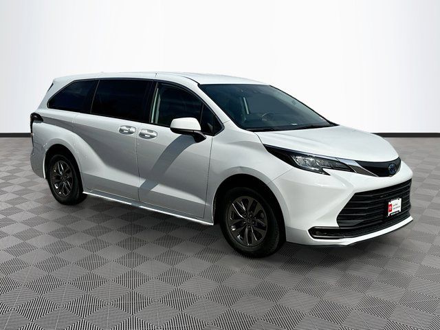 2023 Toyota Sienna LE