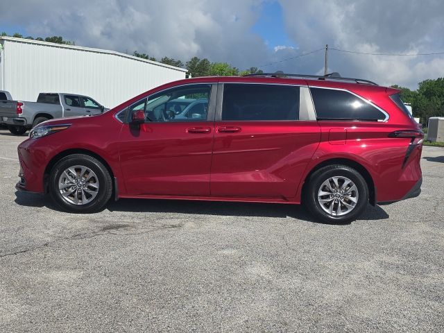 2023 Toyota Sienna LE