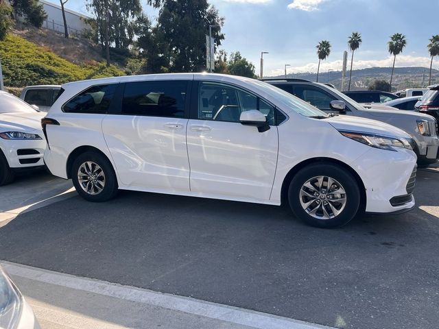 2023 Toyota Sienna LE