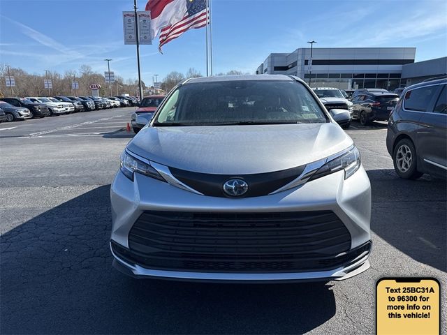 2023 Toyota Sienna LE